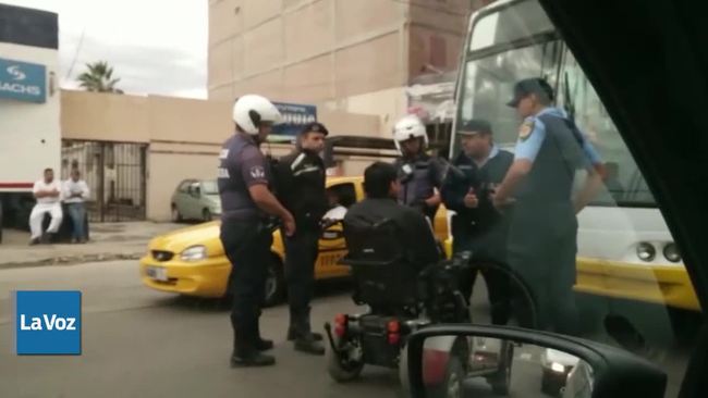 Video thumbnail for Se plantó con su silla de ruedas frente a un colectivo para reclamar